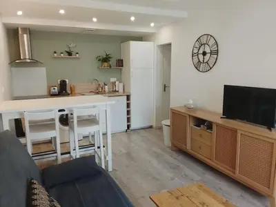Cuisine ou kitchenette dans l'établissement T2 Nid Serein, jardin, calme, proche centre-ville, port, plages
