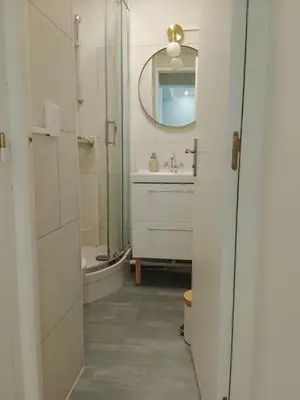 Salle de bains dans l'établissement T2 Nid Serein, jardin, calme, proche centre-ville, port, plages