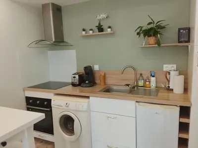 Cuisine ou kitchenette dans l'établissement T2 Nid Serein, jardin, calme, proche centre-ville, port, plages