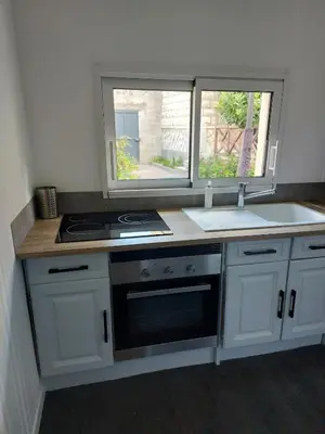 Cuisine ou kitchenette dans l'établissement House in Caen