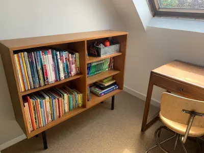 Bibliothèque dans la maison de vacances