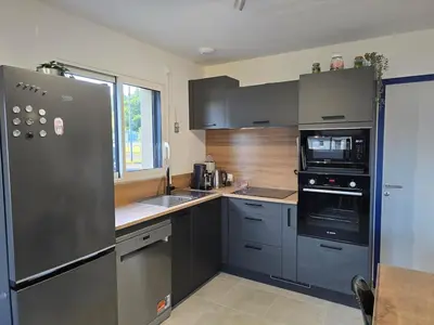 Cuisine ou kitchenette dans l'établissement Ti Goéland 4 chambres Proche Mont St Michel
