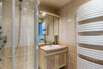 Salle de bains dans l'établissement Comfortable stay with sea view in Cabourg