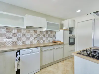 Cuisine ou kitchenette dans l'établissement Holiday Home Maison Edgar Luce by Interhome