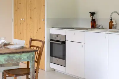 Cuisine ou kitchenette dans l'établissement Casa ZaO Jolie maison en bois brut de 50m2 à proximité des plages