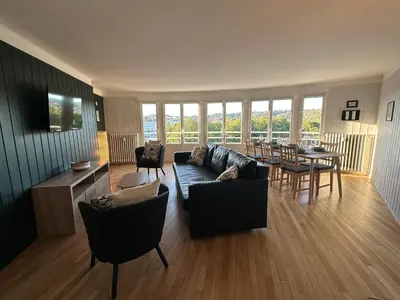 Télévision ou salle de divertissement dans l'établissement Beaux-Regards