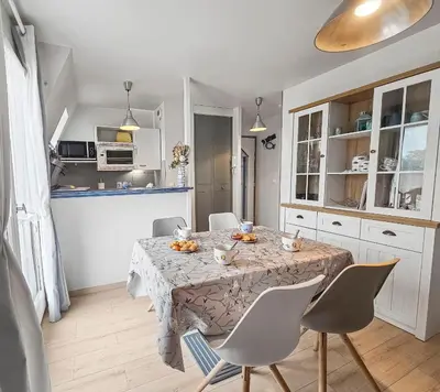 Cuisine ou kitchenette dans l'établissement Un souffle marin dans ce F2 à Cabourg