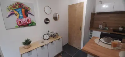 Cuisine ou kitchenette dans l'établissement Atelier des Rêves, gîte pour deux personnes avec spa près de la mer