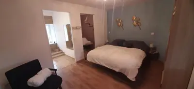Un ou plusieurs lits dans un hébergement de l'établissement Atelier des Rêves, gîte pour deux personnes avec spa près de la mer
