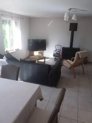 Télévision ou salle de divertissement dans l'établissement Gîte à la campagne