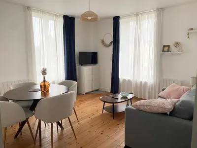Télévision ou salle de divertissement dans l'établissement Appartement dans le centre de saint pair à 5 min de la plage