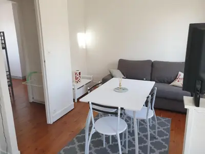 Télévision ou salle de divertissement dans l'établissement L'escapade 12 personnes 6 chambres