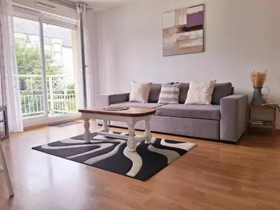 Coin salon dans l'établissement F2 plein sud proche plage du débarquement