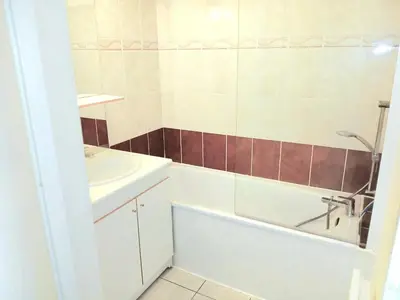 Salle de bains dans l'établissement F2 plein sud proche plage du débarquement