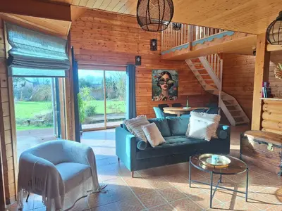 Coin salon dans l'établissement Grande maison en bois eco-responsable proche de la mer