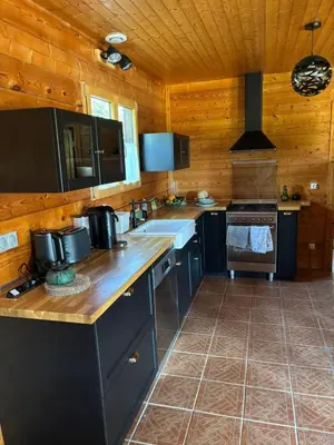 Cuisine ou kitchenette dans l'établissement Grande maison en bois eco-responsable proche de la mer