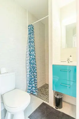 Salle de bains dans l'établissement Le Refuge marin Studio lumineux, terrasse privée, plage à 2 min
