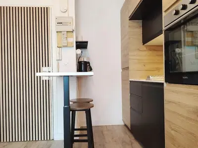Cuisine ou kitchenette dans l'établissement T2 cosy avec parking gratuit & transports au pied