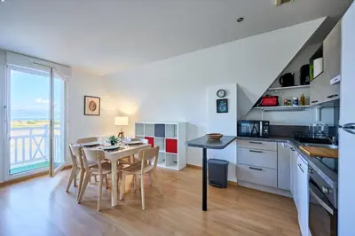 Cuisine ou kitchenette dans l'établissement Le Quai Bleu - 200 m de la plage