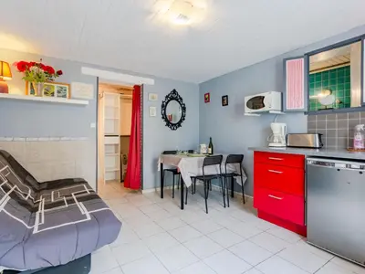 Cuisine ou kitchenette dans l'établissement Apartment La Bourrasque by Interhome