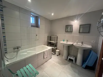 Salle de bains dans l'établissement Ma maison de famille, grange du 18e siècle, jardin