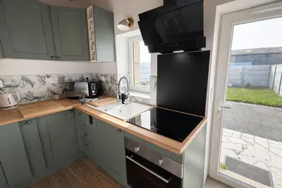 Cuisine ou kitchenette dans l'établissement Cocon paisible proche de la mer - Jardin & Parking