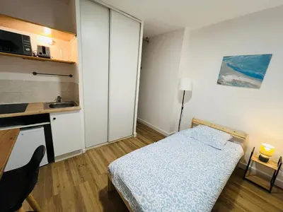 Un ou plusieurs lits dans un hébergement de l'établissement Studio cosy près du centre Nordblue