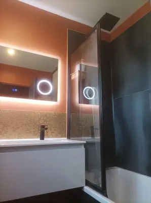Salle de bains dans l'établissement L'émeraude