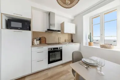 Cuisine ou kitchenette dans l'établissement Bord de l'Eau 4