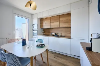 Cuisine ou kitchenette dans l'établissement Les Embruns de Courseulles - Appt 6personnes