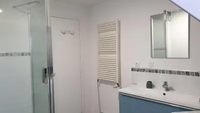 Salle de bains dans l'établissement Maison d'architecte proche de Caen