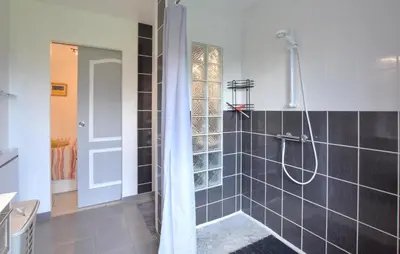 Salle de bains dans l'établissement Charmante Maison Au Calme