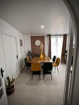 Coin salon dans l'établissement Maison spacieuse à Montebourg avec jardin