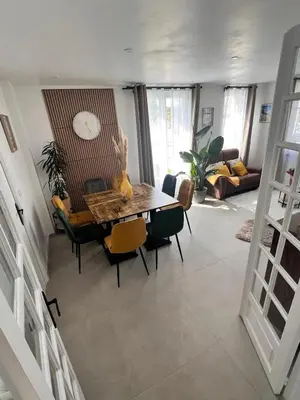 Coin salon dans l'établissement Maison spacieuse à Montebourg avec jardin
