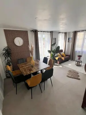 Coin salon dans l'établissement Maison spacieuse à Montebourg avec jardin