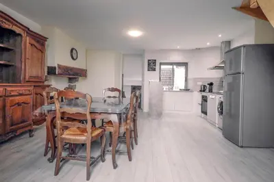 Cuisine ou kitchenette dans l'établissement La maison au cœur médiéval