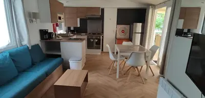 Cuisine ou kitchenette dans l'établissement DOMA Mobil home 3 chambres Litteau