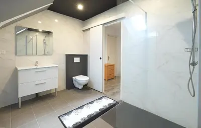 Salle de bains dans l'établissement Maison Spacieuse Littoral