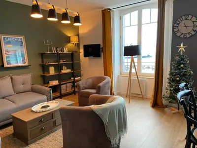 Télévision ou salle de divertissement dans l'établissement Cancale, vue mer, accès direct sur la baie du Mont-Saint-Michel