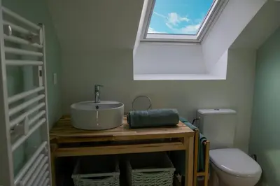 Salle de bains dans l'établissement Bel appartement centre de Cancale