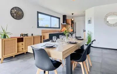 Coin salon dans l'établissement Cozy Home In Saint Germain Sur Ay With Wifi