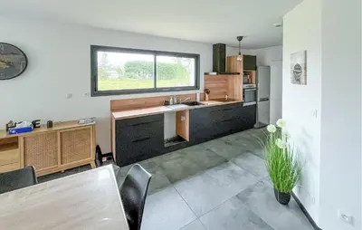Cuisine ou kitchenette dans l'établissement Cozy Home In Saint Germain Sur Ay With Wifi