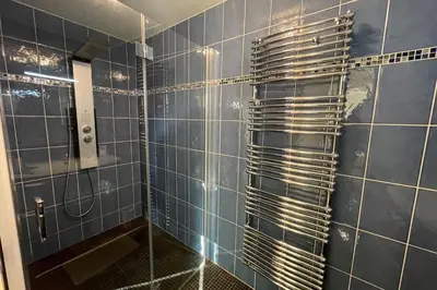 Salle de bains dans l'établissement Le Clos des Cigognes - Architect-designed house near Omaha Beach