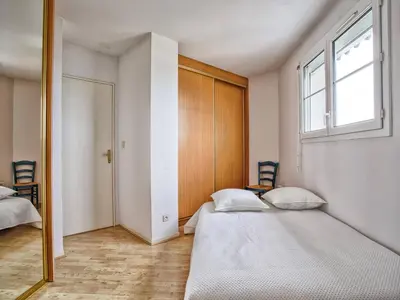 Un ou plusieurs lits dans un hébergement de l'établissement Appartement lumineux avec piscine, proche Cabourg - FR-1-788-93