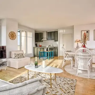 Appartement lumineux avec piscine