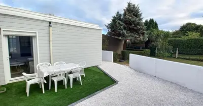 Jardin de l'établissement maison 5 pers - 400 m de la plage - sword beach - 4 vélos