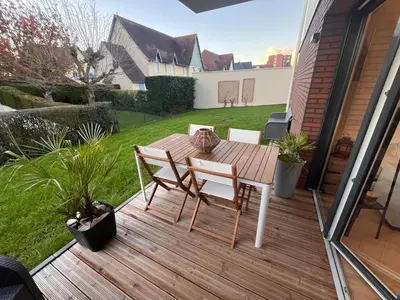Jardin de l'établissement Calme et luxe dans une cité balnéaire