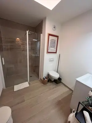 Salle de bains dans l'établissement Calme et luxe dans une cité balnéaire