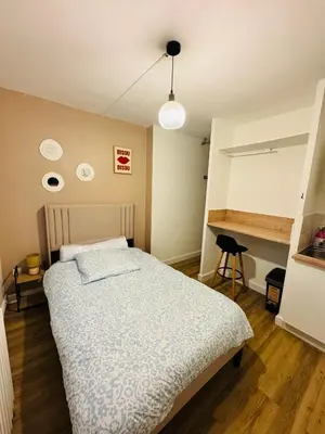 Un ou plusieurs lits dans un hébergement de l'établissement Joli petit studio proche centre de Caen - Brown