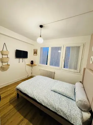 Un ou plusieurs lits dans un hébergement de l'établissement Joli petit studio proche centre de Caen - Brown